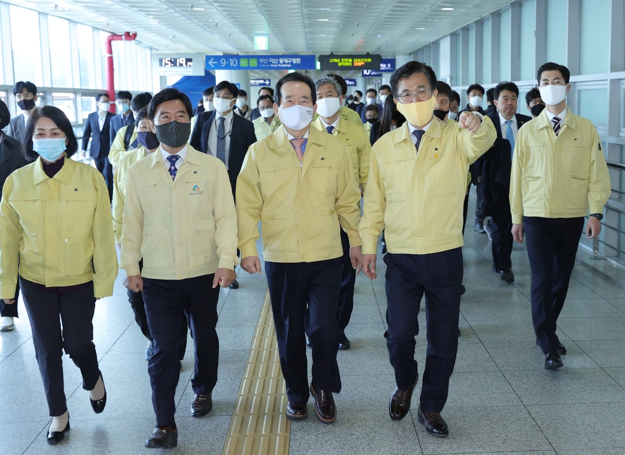 정세균 국무총리가 9일 오후 대전역에 설치된 선별진료소를 방문하고, 코로나19 해외유입 방지를 위한 대전시의 대응 상황을 현장에서 확인하고 근무자를 격려했다./ⓒ대전광역시