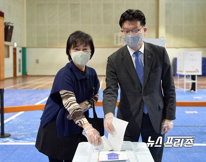 김정섭 충남 공주시장은 10일 신월초등학교에서 제21대 국회의원 선거 사전 투표를 실시했다./ⓒ공주시청