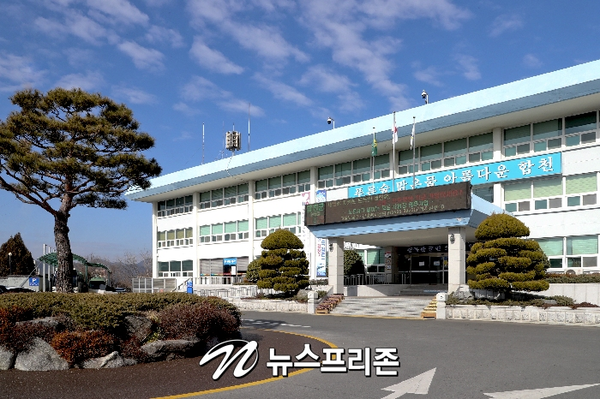 합천군은 코로나19 확산방지를 위한 사업 중단 기간 장기화에 따라 취약계층의 생계보호대책 일환으로 노인일자리 참여자에게 한 달 분 활동비를 10일부터 선지급 한다.(합천군청)/ⓒ뉴스프리존 DB