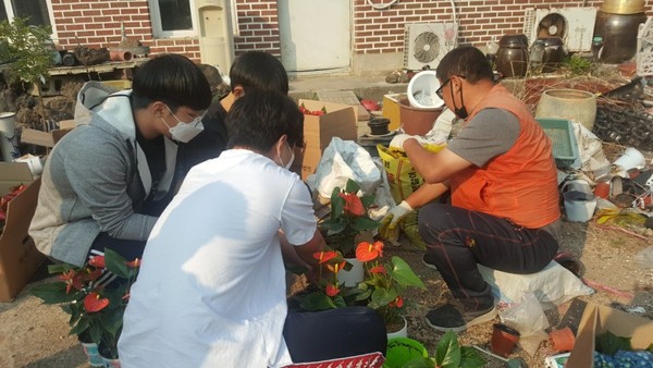 의령군청소년상담복지센터는 우리 지역 내 이웃들에게 청소년 자원봉사 활동 프로그램‘사랑의 화분 나누기’를 4월 9일∼10일까지 이틀간 실시했다./ⓒ의령군