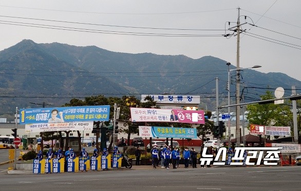 멀리 앞산 전망을 등지고 2020년 국회의원 총선 선거운동을 펼치고 있는 더불어민주당대구 중구 남구 이재용 후보 선대본 남구연락소 선거사무원 및 달서구 병 김대진 후보 선대본 선거사무원이 성당네거리에서 출퇴근 시민을 위한 거리유세 선전전 광경 / ⓒ 문해청 기자