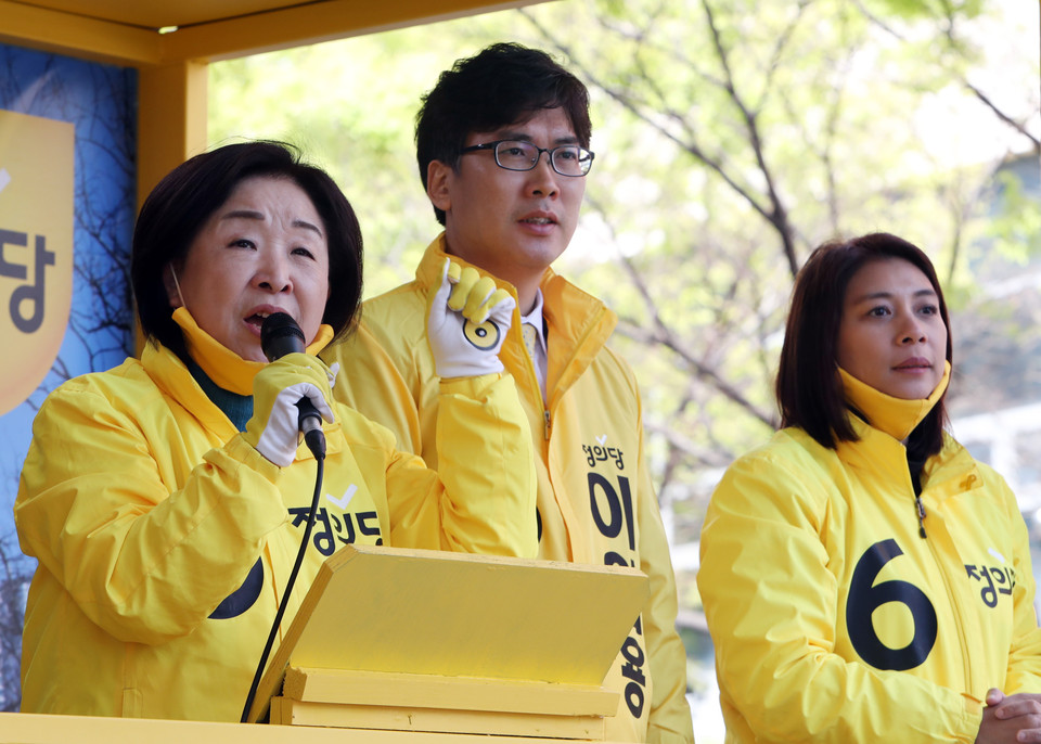 '노동자 대표를 국회로' = 정의당 심상정 대표(왼쪽)가 8일 부산 북구 롯데마트 앞에서 북강서을에 출마한 이의용 후보(가운데) 지원 유세를 하고 있다. 오른쪽은 정의당 비례대표 9번 이자스민 후보.2020.4.8