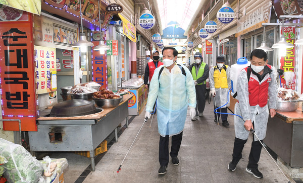 거창군은 지난달 27일부터 매주 금요일 일제 방역의 날을 운영 중인 군은 자원봉사센터와 생활공감정책참여단이 참여하는 민관합동 방역단 24명이 거창시장 전역에 방역활동을 했다./ⓒ거창군