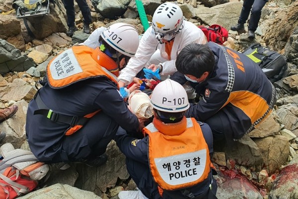 11일 바닷가 절벽에서 떨어진 60대 박 모 씨가 출동한 태안해경과 소방119 구조대원이 응급조치하고 있다.Ⓒ태안해양경찰서