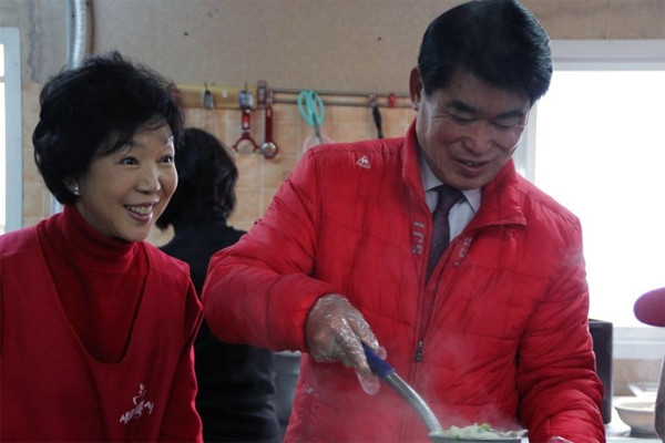 지역사회 봉사활동이 일상생활이 된 미래통합당 남양주갑선거구 심장후보와 김경숙 여사.(사진=심장수후보 선거사무소)