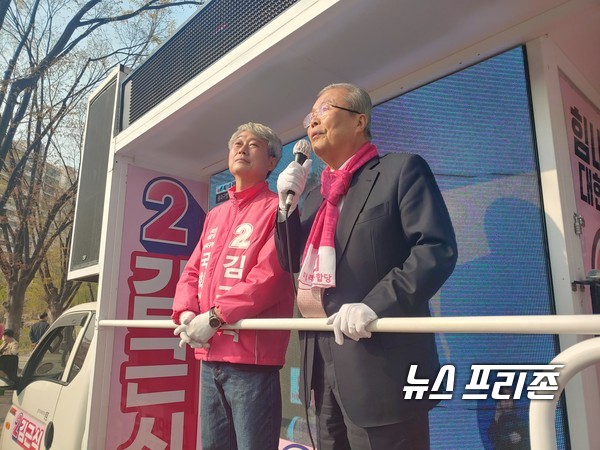 사진은  미래통합당  김종인 총괄 선대위원장이 지난 11일 송파병 김근식 후보 선거유세에서 " 문 정부의 실패한 경제정책을  4.15  총선서  반드시 심판해주시기를 바란다"고 강조했다. ⓒ최문봉 기자