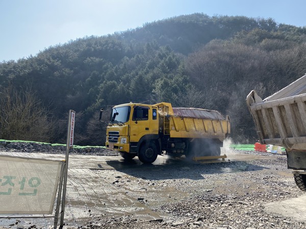 의령군은 봄철 미세먼지 발생을 줄이기 위해 주요 비산먼지 발생원인 사업장 및 건설공사장을 중심으로 오는 5월 29일까지 약70여 곳의 사업장에 대한 특별 점검을 진행한다./ⓒ의령군