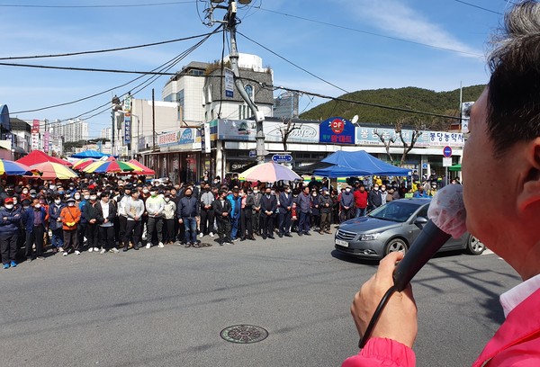 [뉴스프리존,보령=이진영 기자] 대천장날인 13일 충남 보령시 대천동 보령축협 앞에서 열린 미래통합당 김태흠 후보 유세장에 많은 시민들이 김태흠 후보의 연설을 경청하고 있다.Ⓒ뉴스프리존=이진영 기자