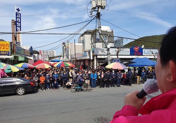 [뉴스프리존,보령=이진영 기자] 대천장날인 13일 충남 보령시 대천동 보령축협 앞에서 열린 미래통합당 김태흠 후보 유세장에 많은 시민들이 김 후보 지원유세에 나선 이인제 전 의원의 연설을 경청하고 있다.Ⓒ뉴스프리존=이진영 기자