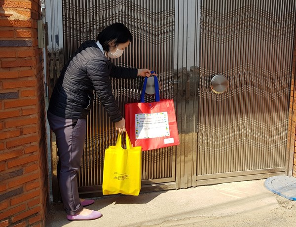 13일 학교밖청소년의 집에 학습교재와 응원간식으로 구성된 가방을 비대면으로 전달모습./ⓒ창녕군