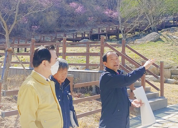 서춘수 함양군수가 개장이 잠정 연기된 함양대봉산휴양밸리 내 대봉캠핑랜드, 대봉스카이랜드 현장을 둘러보고 사업 진행 상황 등을 면밀히 점검했다./ⓒ함양군