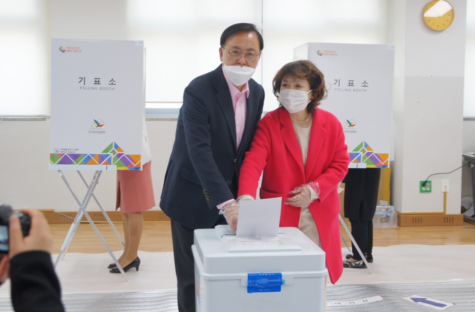 아산갑 이명수 국회의원 후보(왼쪽)와 부인 노영란씨 투표 모습./ⓒ김형태 기자