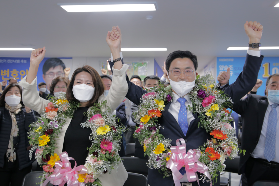 이정문 천안병 국회의원 당선인(오른쪽)./ⓒ이정문 선거사무소