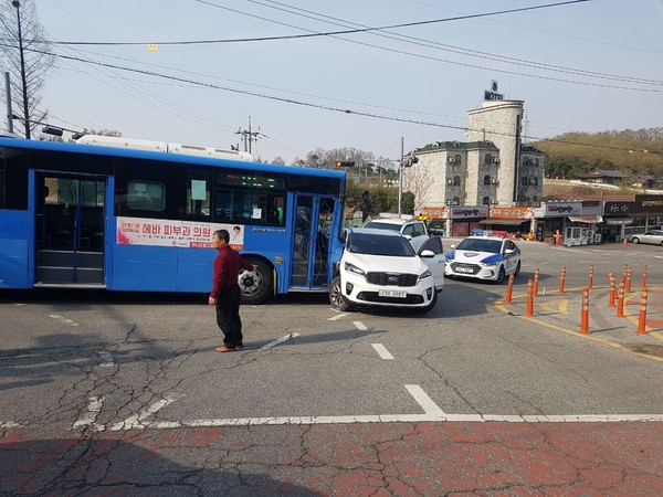 15일 오후 4시 9분쯤 충남 당진시 기지시리 송악농협 부근 사거리에서 시내버스와 쏘렌토 차량이 충돌했다./ⓒ당진소방서