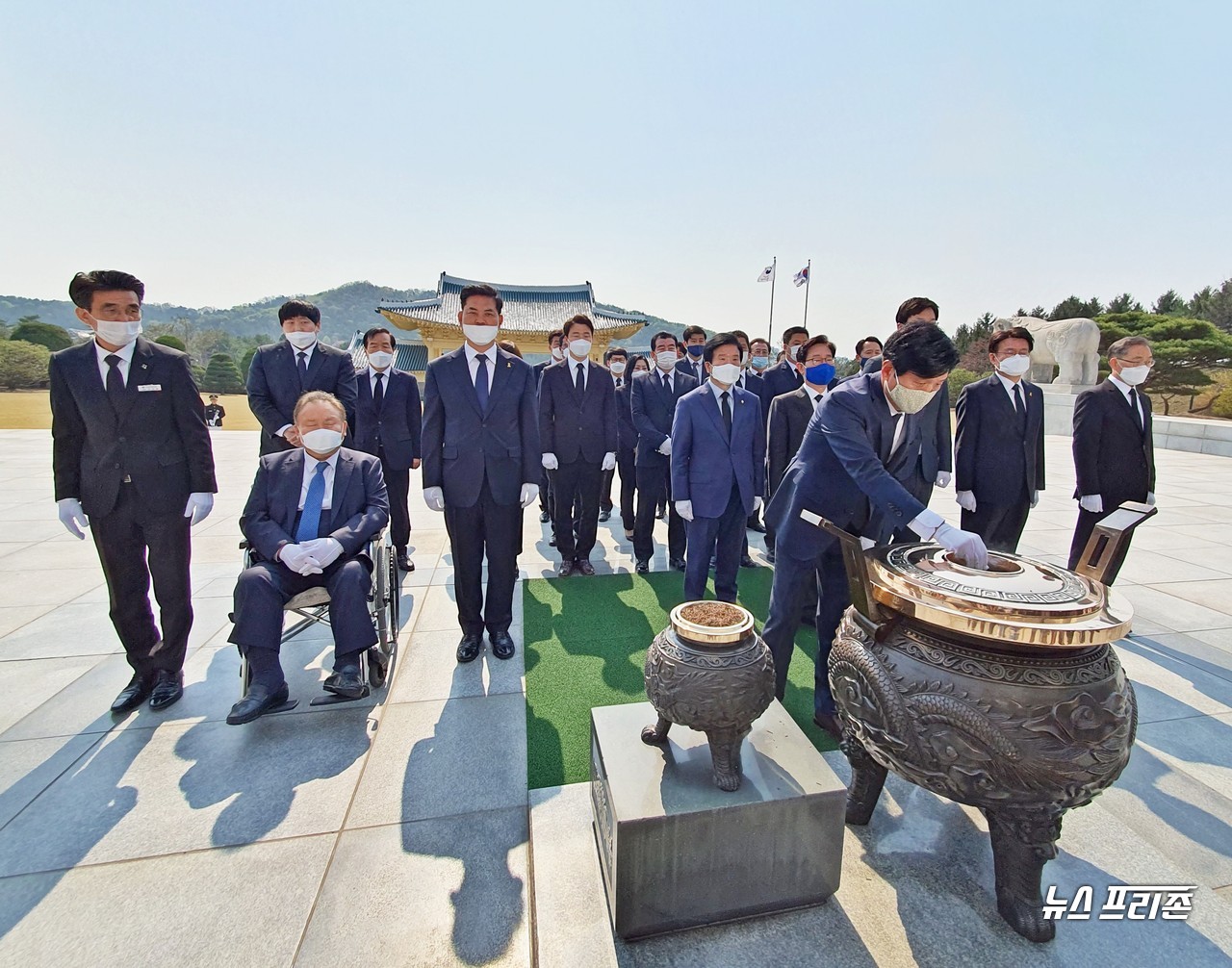 [뉴스프리존,대전=이현식 기자] 더불어민주당 대전시당 4.15총선 당선자 및 당직자들이 16일 오전 10시 대전현충원을 찾은 가운데 조승래 대전시당 위원장 겸 당선자가 참배를 위해 향을 피우고 있다. 왼쪽 두번째부터 제21대 국회의원총선거에서 당선이 확정된 이상민, 박영순, 박병석, 박범계, 장철민, 황운하 국회의원 당선자 등./ⓒ이현식 기자