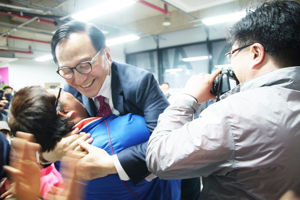 박상돈 천안시장이 16일 오전 4시쯤 선거관리위원회로부터 당선 확정을 통보 받고 축하인사를 받고 있다./ⓒ김형태 기자