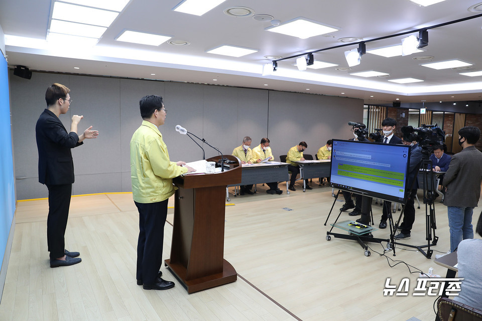 양승조 지사는 16일 도청 프레스센터에서 비대면 온라인 기자회견을 열고 코로나19 대응 중점 추진 상황 및 향후 계획을 발표했다./ⓒ충남도청