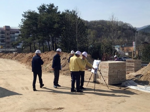 함양산삼항노화엑스포를 앞두고 지난 14일 함양군 조현옥 부군수가 관내 군계획시설도로 개설 사업장을 직접 찾아 안전사고 예방과 성실시공을 당부했다./ⓒ함양군