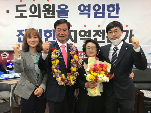 4월15일 실시된 제21대국회의원선거에서 당선된 미래통합당 최춘식후보가 가족들과 함께 승리의 기쁨을 함께하고 있다.(사진=최춘식후보 선거사무소)