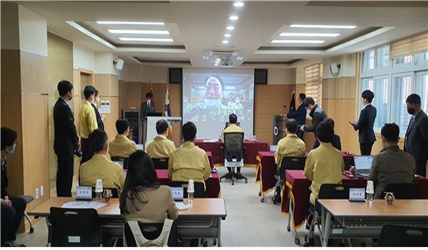 설동호 대전시교육감은 16일 대전생활과학고등학교(교장 김효진)를 방문해 온라인 개학을 위한 원격수업 현장을 점검하고 쌍방향 원격수업에 참여해 교사와 학생들을 격려했다./ⓒ대전시교육청