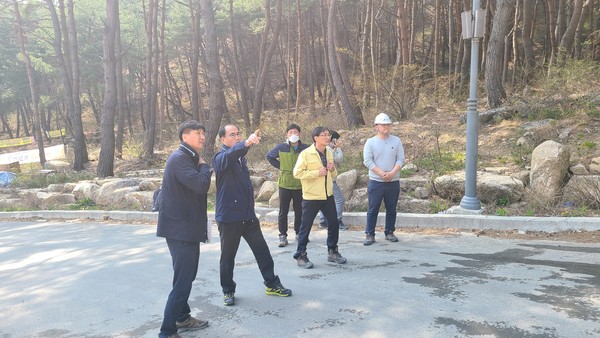 신창기 거창부군수가 개장이 잠정 연기된 ‘거창 항노화힐링랜드’ 현장을 둘러보며 사업 진행 상황 등을 면밀히 점검했다./ⓒ거창군