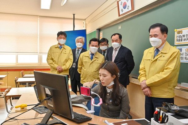 박정현 부여군수 온라인 수업 참관 장면./ⓒ부여군