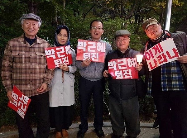 박근혜 퇴진 시국정치집회를 함께했던 전국진 지부장(서울대민주동문회대구경부지부)과 시민사회단체 동지들 / ⓒ 문해청 기자