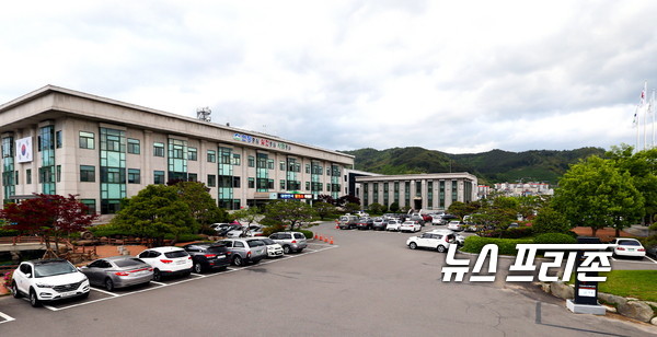 하동군은 코로나19 확산과 건설경기 침체 등으로 경영난을 겪고 있는 관내 기업의 경영 정상화를 위해 관급자재 사용이 가능한 관내 업체 생산품을 사용할 수 있도록 설계에 반영해 줄 것을 전 부서 및 읍·면에 주문했다.(하동군청)/ⓒ뉴스프리존 DB