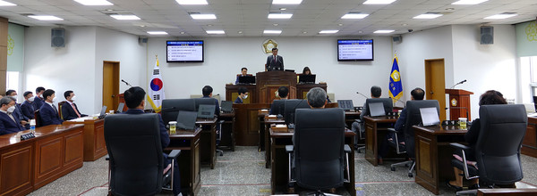 산청군 의회는 20일 본회의장에서 제265회 임시회를 열고 28일까지 9일간의 회기 일정에 들어갔다./ⓒ산청군