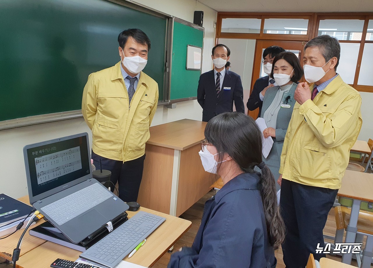 남부호 대전 부교육감이 20일 오후 온라인 개학에 맞춘 원격수업 상황을 점검을 위해 대전서부교육지원청 이해용 교육장(오른쪽) 대전구봉중학교(교장 양수조) 교실을 방문해 음악 교사를 격려하며 함께 웃고 있다./ⓒ이현식 기자