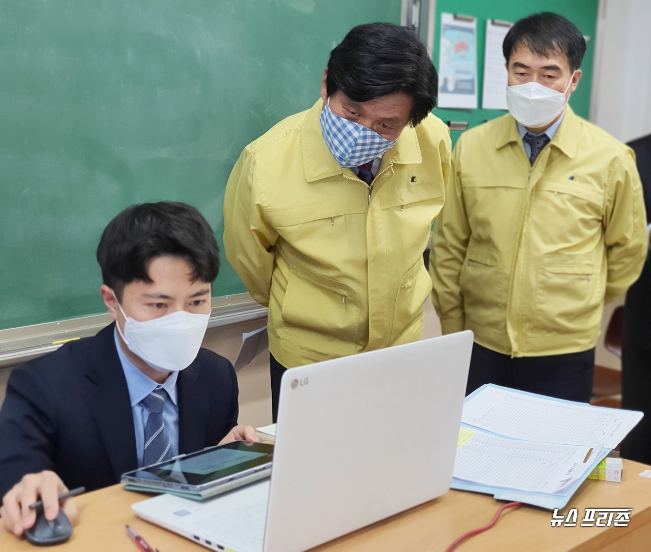 20일 남부호 대전 부교육감(오른쪽)이 이끄는 원격수업 점검단이 대전유성고를 방문해 온라인 개학에 맞춘 원격수업 상황을 점검하는 가운데, 이번 4·15총선에서 국회의원 재선의원으로 당선된 더불어민주당 조승래 국회의원이 학교를 함께 방문해 원격수업 진행 상황을 지켜보고 있다./ⓒ이현식 기자