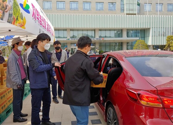 군민들이 지역 농산물을 드라이브 스루방식으로 구매하고 있다/ⓒ예산군청