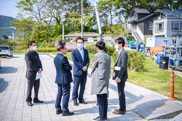 지난 20일 하나금융공익재단이 미조어린이집 건립지원을 위한 현장실사를 진행한 가운데 장충남 남해군수(왼쪽 세 번째)와 하나금융공익재단 관계자들이 사업과 관련한 대화를 나누고 있다./ⓒ남해군​