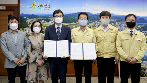 합천군은 21일 군수실에서 기업제로페이 도입을 위하여 (재)한국간편결제진흥원과 NH농협은행 합천군지부와 각각 약정식을 체결했다./ⓒ합천군