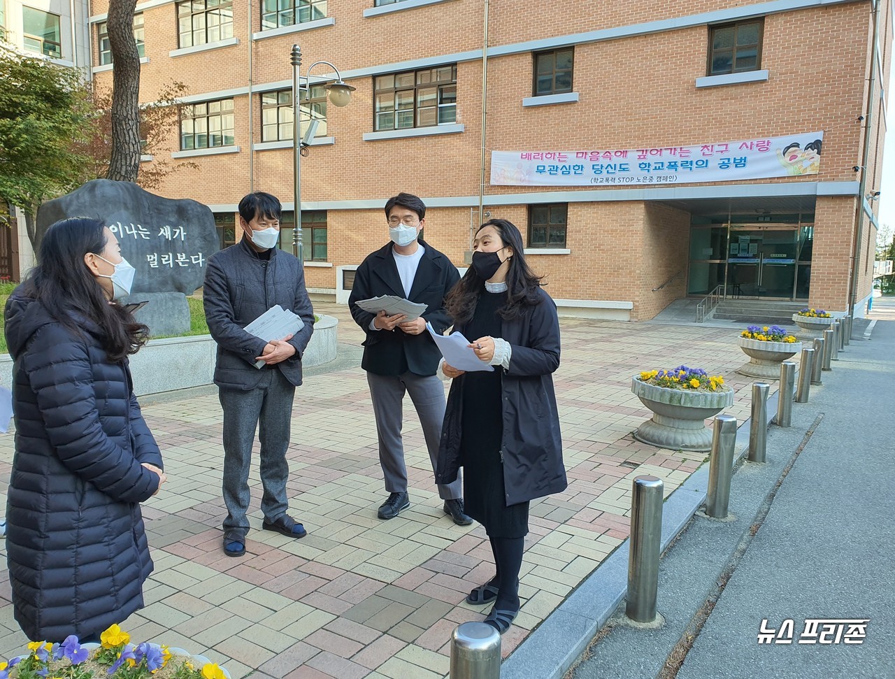 대전노은중학교는 학년별 담임교사들이 학교 후문진입로에 직접 나와 온라인 개학으로 대면하지 못하는 학생들과 인사를 나누며, 원격수업에 필요한 학습지를 드라이브스루(DRIVE THROUGH) 및 워크스루(WORK THROUGH) 방식으로 학습지를 배부했다. 사진은 2학년 10반 임지혜 담임교사(왼쪽)와 2학년 담임 교사들이 학습자료를 들고 학생들을 기다리고 있다./ⓒ이현식 기자