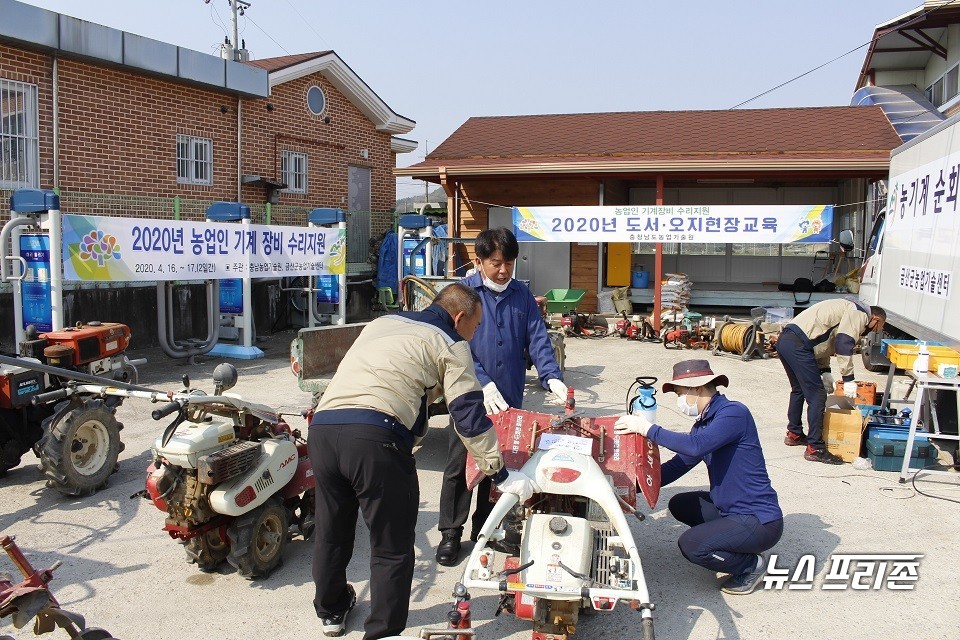 충남도 농업기술원이 도서·오지 마을 농업인을 대상으로 ‘농업인 기계 장비 수리를 지원한다./ⓒ충남도청