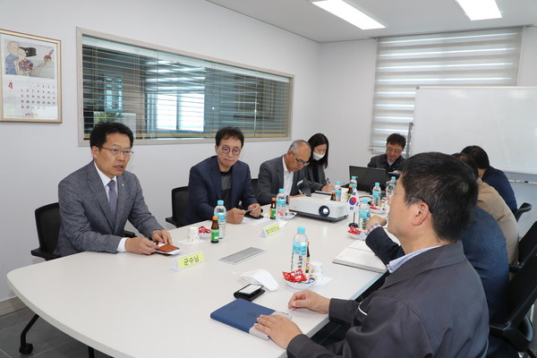 신정민 의령군수 권한대행은 지난 21일 코로나19 확산으로 수출에 어려움을 겪고 있는 관내 기업체를 방문하여 현장을 둘러보며 각 기업의 애로 및 건의사항에 대하여 의견을 듣고, 근로자들을 격려했다./ⓒ의령군