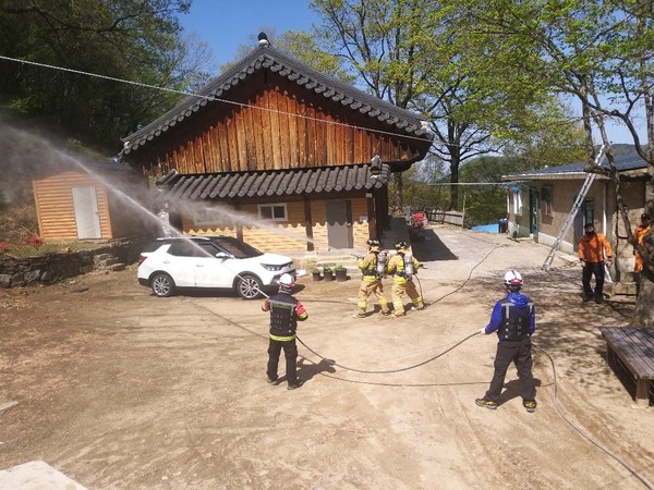 의령군은 봄철 건조한 기후 및 분격적인 영농활동 시작과 등산객 증가로 대형산불 발생 위험이 높아지자 목조문화재 소실대비 합동 소방훈련을 실시한다./ⓒ의령군