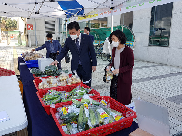 학교급식용 친환경농산물 드라이브스루 판매 행사./ⓒ천안시