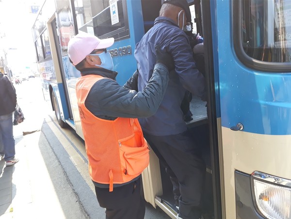 충남 서천군이 운영하고 있는 ‘나들이 행복도우미’ 사업이 주민들로부터 큰 호응을 얻고 있다.©서천군청