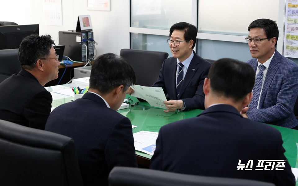 양승조 충남도지사가 22일 정부세종청사에서 국비확보 관련 김용채 산업통상자원부 지역경제정책관을 만나고 있다./ⓒ충남도청