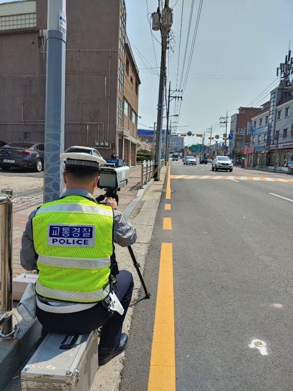 경찰관이 한내초등학교 앞 도로에서 캠코더를 활용해 단속하고 있다.Ⓒ보령경찰서