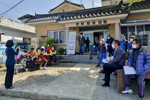 합천군은 2020년도 유하지구 지적재조사사업 지구지정을 위해 지난 21일 초계면 유하마을회관 앞에서 토지소유자 및 이해관계인을 대상으로 지적재조사사업 주민설명회를 개최했다./ⓒ합천군