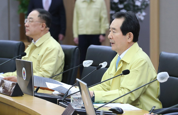 정세균 국무총리가 16일 오전 세종시 정부세종청사에서 열린 임시 국무회의에서 발언하고 있다. 왼쪽은 홍남기 경제부총리 겸 기획재정부 장관.