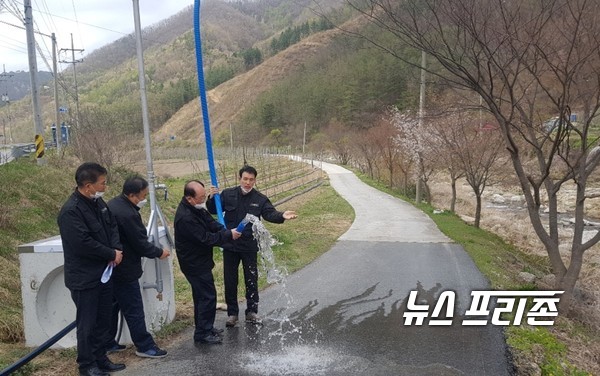 농업시설을 점검 중인 류한우 단양군수.(사진제공=단양군)