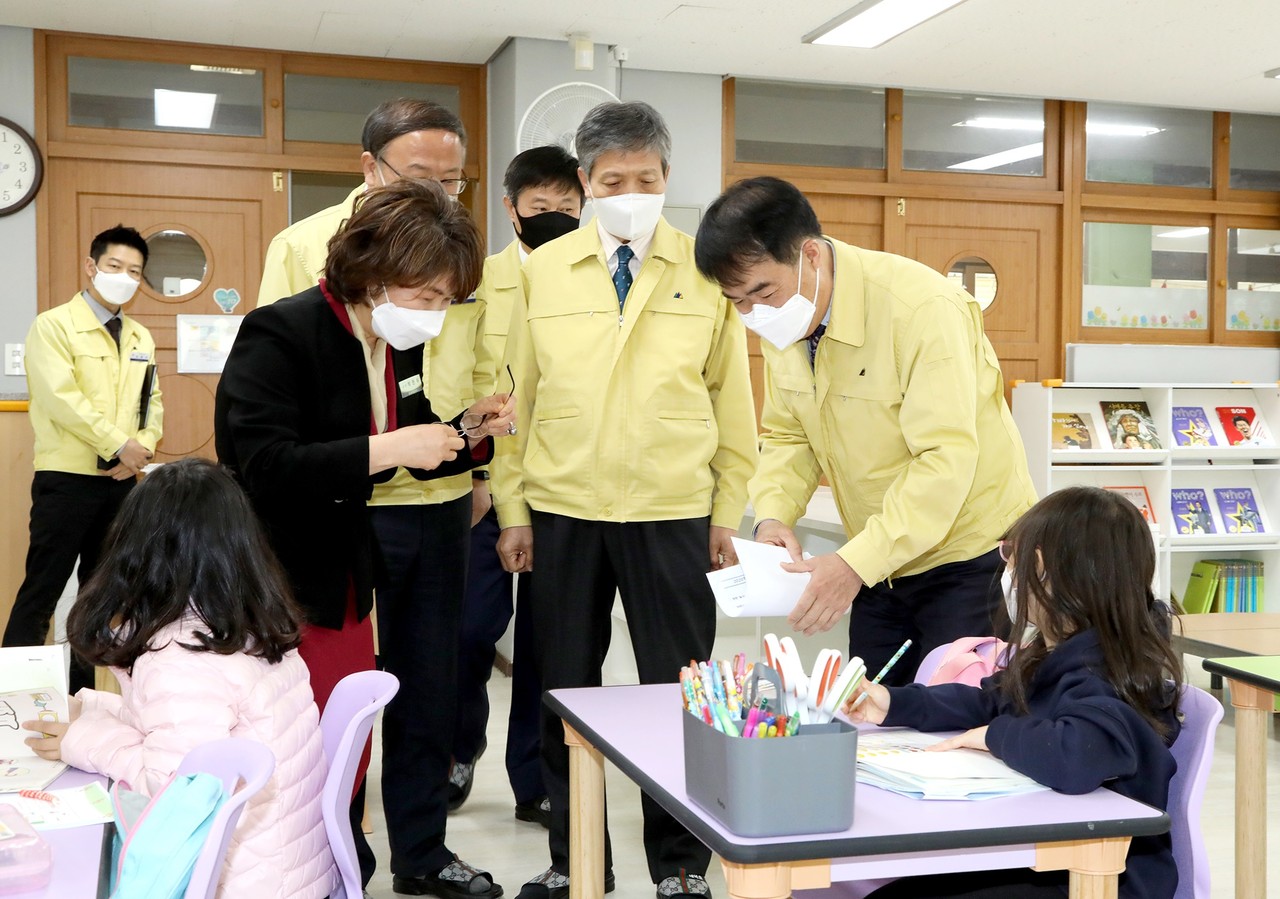 남부호 부교육감(오른쪽) 등 대전서부교육지원청 이해용 교육장(가운데), 대전교육청 정흥채 과학직업정보과장 등으로 구성된 원격수업 점검단이 23일 대덕초등학교(병설유치원 포함)를 방문해 긴급돌봄교실 학생들을 살피며 격려하고 있다./ⓒ대전시교육청