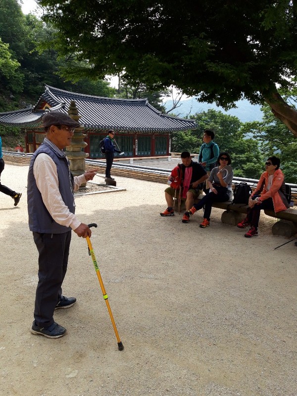 우리마을문화재지킴이사업 참여자가 서산시 고북면에 위치한 천장사(사찰)에서 관람객들에게 문화재를 소개하고 있다./ⓒ서산문화원