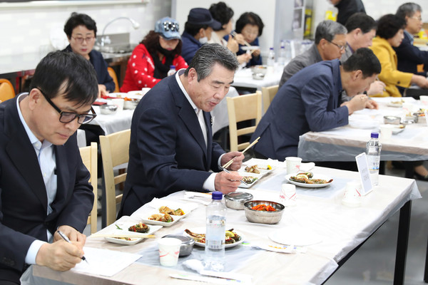 천수만테마공원 소득기반시설 시식회 장면.©보령시청