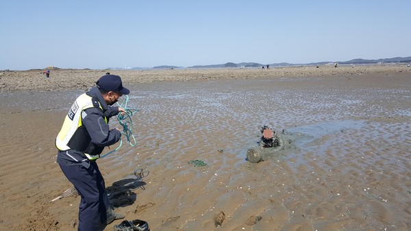 보령해경이 서천 장포리 갯벌서 고립된 관광객을 로프를 이용, 구조 하고 있다.©보령해양경찰서