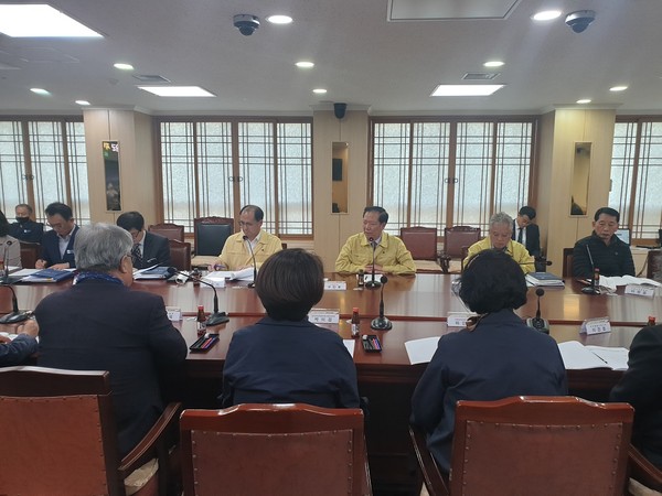 거창군은 23일 거창군청 상황실에서‘거창군 지역경제살리기 정책 자문회의’를 개최했다./ⓒ거창군